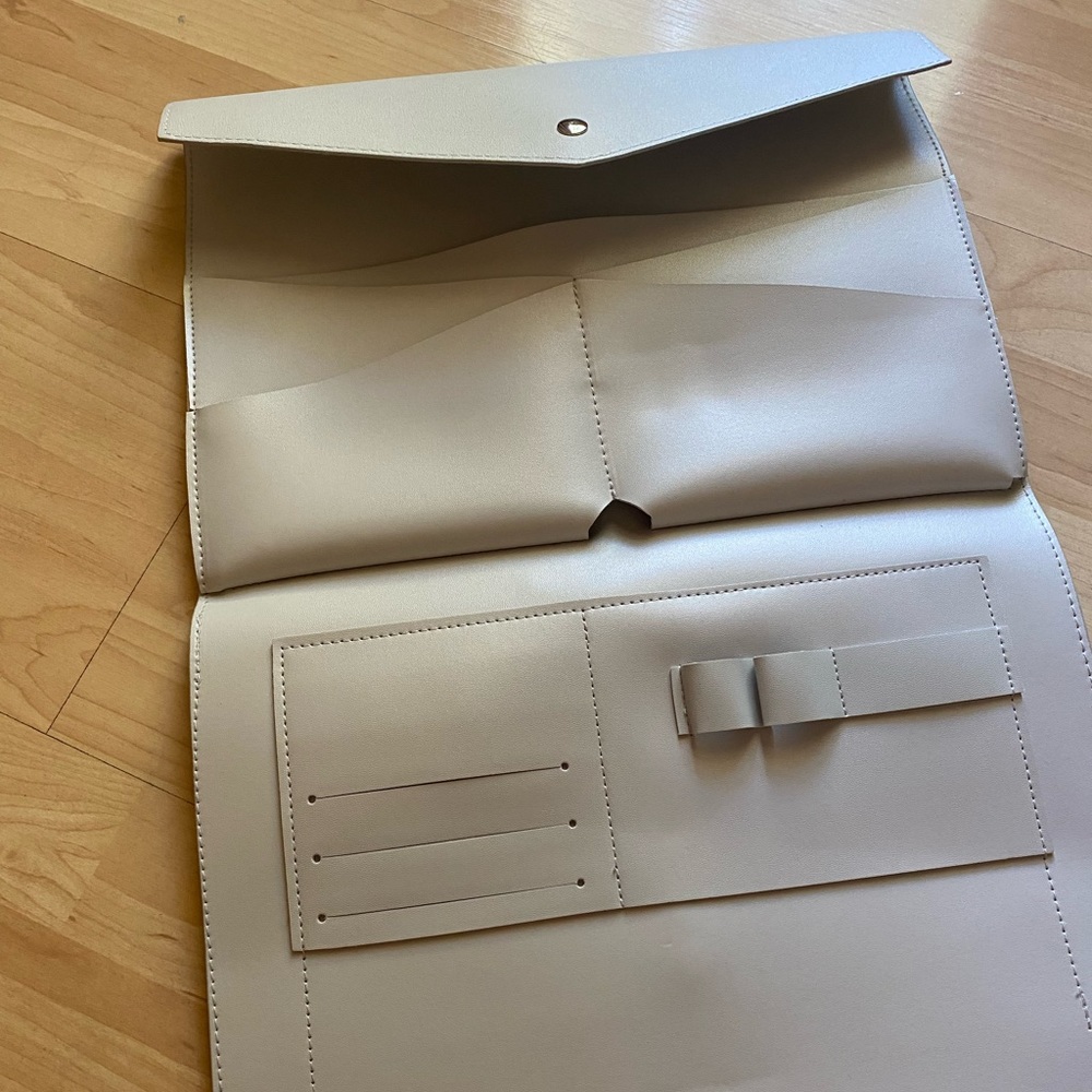NWOT Glass Ladder & Co Light Grey Megan portfolio clutch Vegan Leather tech